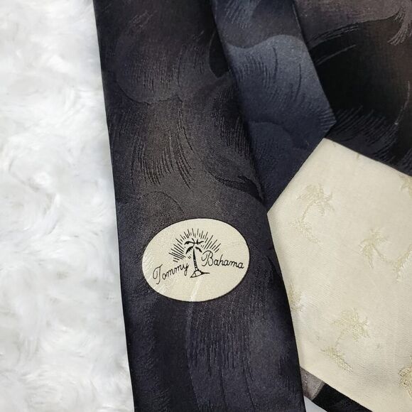 Tommy Bahama Feather Print Silk Tie Gray Red - Picture 3 of 8